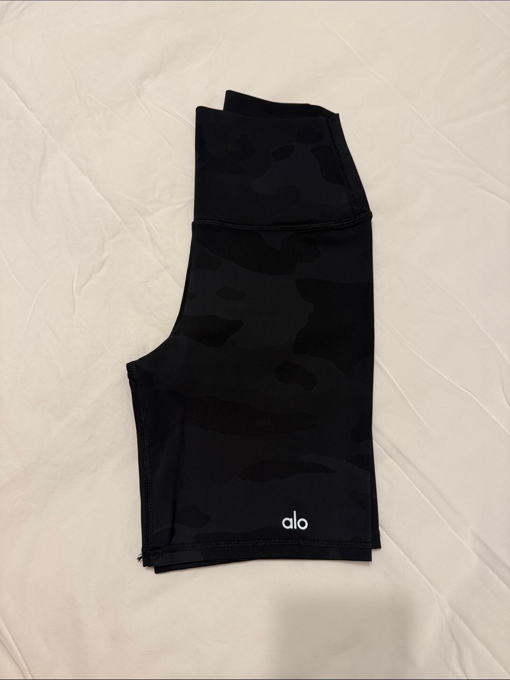 LIKE NEW Alo Yoga Biker Shorts Women's Size XS Black Camo High Waist Compression